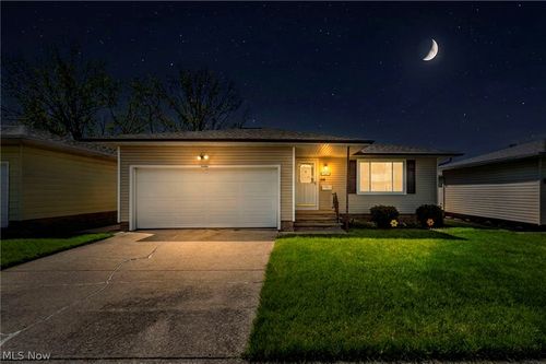 15816 Mendota Ave, Maple Heights, OH, 44137-4808 | Card Image