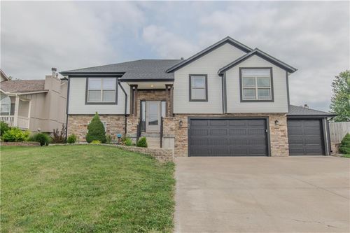 411 Eagle Glen Dr, Raymore, MO, 64083-9592 | Card Image