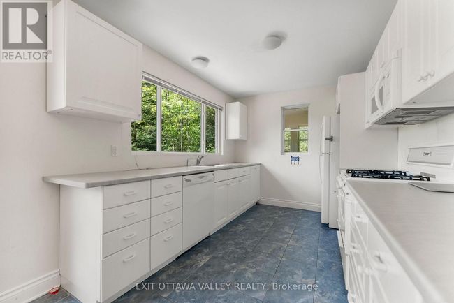 28084 Highway 41, House other with 5 bedrooms, 2 bathrooms and 5 parking in Renfrew ON | Image 19