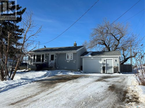 822 Main St, Oxbow, SK, S0C2B0 | Card Image