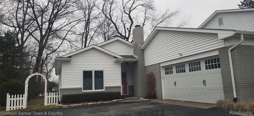 10557 Kenicott Trl, Brighton, MI, 48114-9037 | Card Image