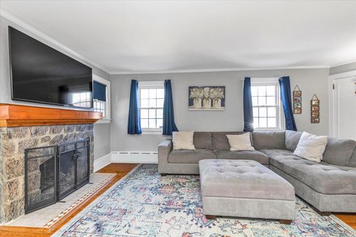 81 Stuart St, Lynbrook, NY, 11563-1133 | Card Image