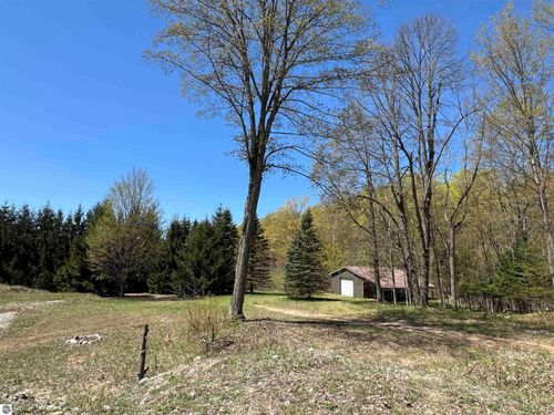 7877 E Bernadette Dr, Lake Leelanau, MI, 49653-9420 | Card Image