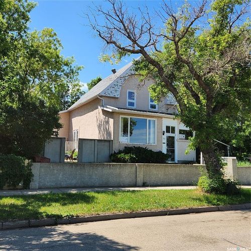 33 Home St W, Moose Jaw, SK, S6H4X2 | Card Image