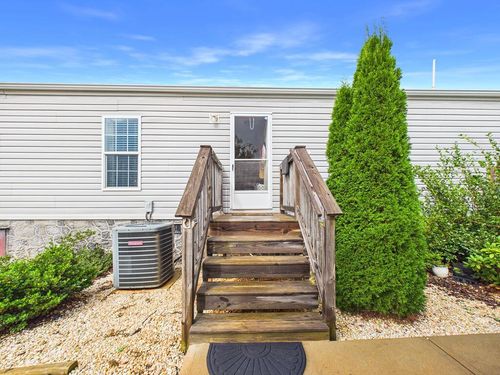 290 Western Ln, Appomattox, VA, 24522-6147 | Card Image