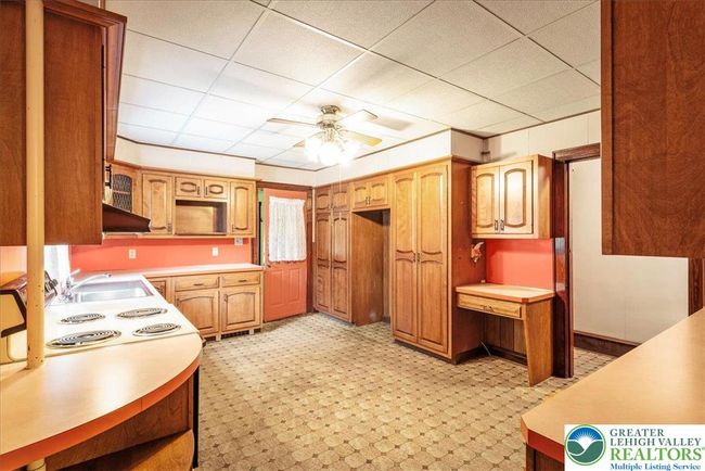 Tons of Cabinets and Counter Space | Image 14