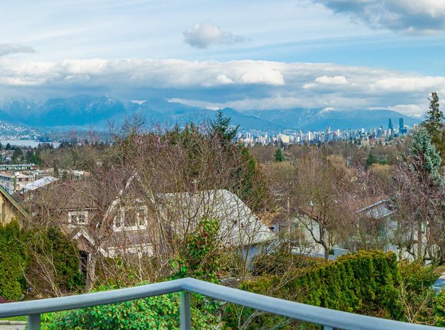 3762 W 13 Th Avenue, House other with 3 bedrooms, 2 bathrooms and 2 parking in Vancouver BC | Image 2