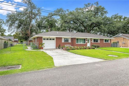 813 Clayton Dr, Norco, LA, 70079-2429 | Card Image