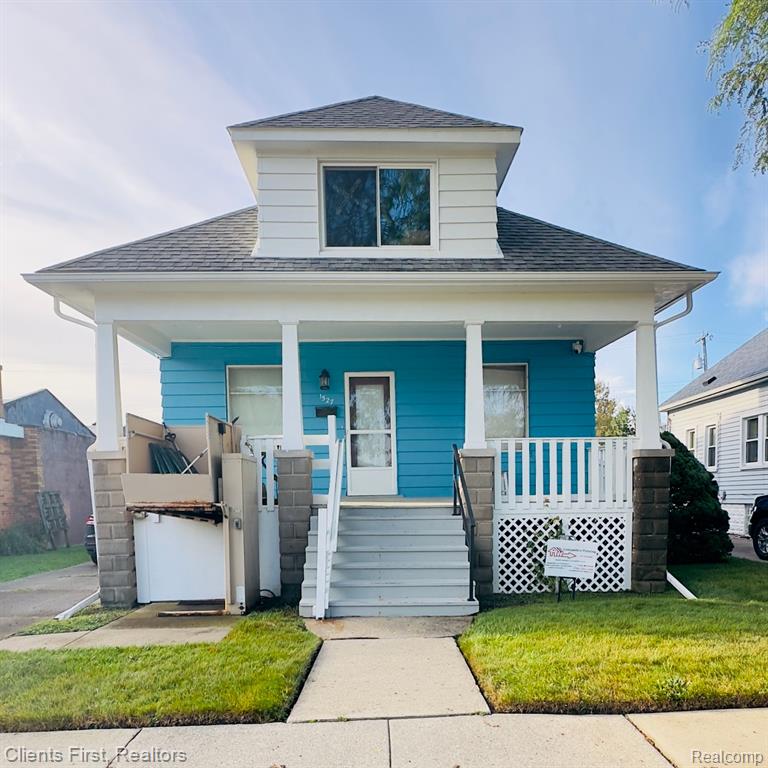 Oak St, Wyandotte, MI 48192