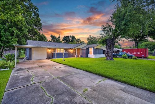 6039 Willow Glen Dr, Houston, TX, 77033-1319 | Card Image