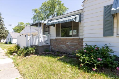 627 Wesbrook St, Pontiac, MI, 48340-3066 | Card Image