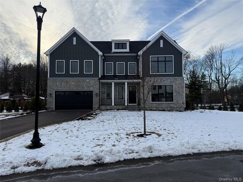 9 Sequoia Cir, Manhasset, NY, 11030-4043 | Card Image