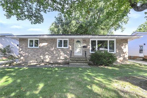 6213 Nelwood Road, Parma Heights, OH, 44130 | Card Image