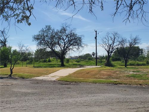 840 Hamilton St, Sinton, TX, 78387-2717 | Card Image