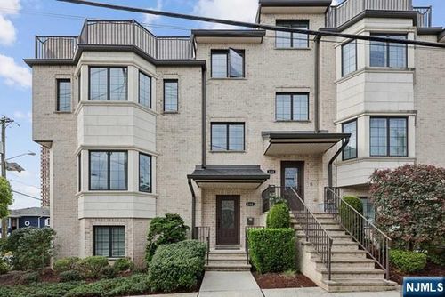140 Cedar St, Fort Lee, NJ, 07024-6902 | Card Image