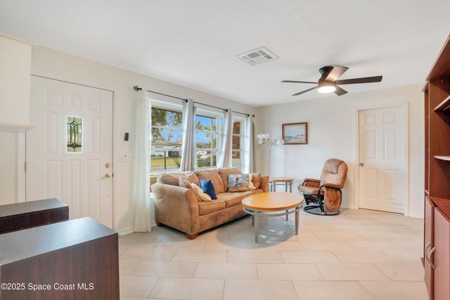 Front entrance, Living Room | Image 4