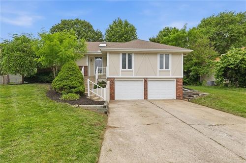 1512 Ne Westwind Dr, Lees Summit, MO, 64086-5465 | Card Image