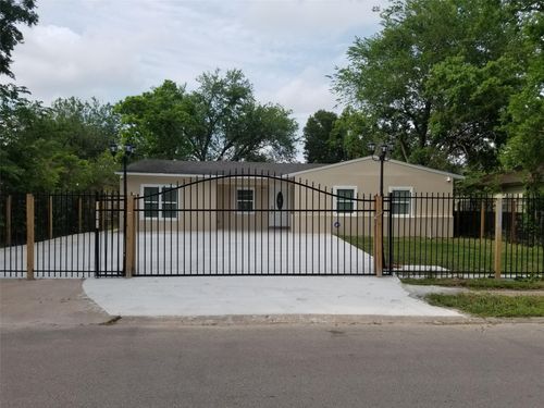 5631 Belarbor St, Houston, TX, 77033-3032 | Card Image