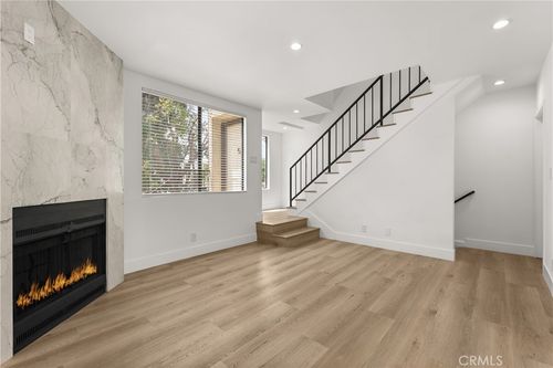 apt-5-21720 Hart St, Canoga Park, CA, 91303-1976 | Card Image