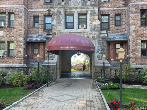 2p-23 Old Mamaroneck Rd, White Plains, NY, 10605-2061 | Card Image