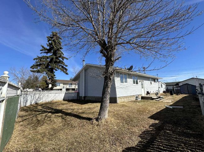 9239 107 Avenue, Home with 4 bedrooms, 2 bathrooms and 4 parking in Grande Prairie AB | Image 5