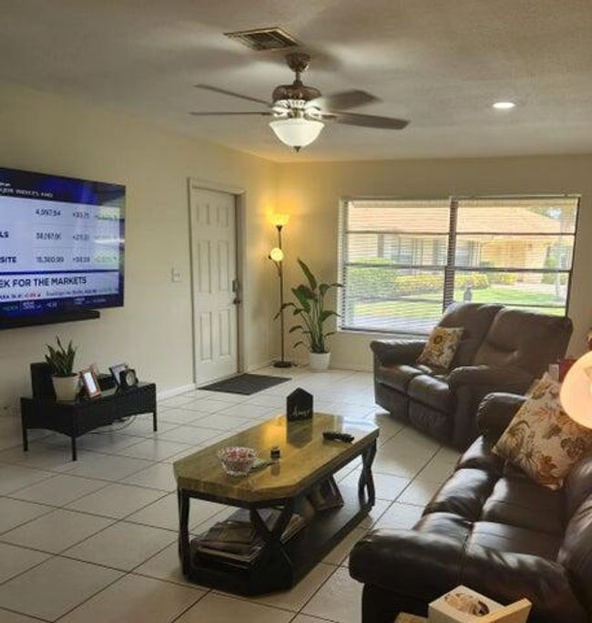 4685 Laurel Tree Rd, Condo with 2 bedrooms, 2 bathrooms and null parking in Boynton Beach FL | Image 7