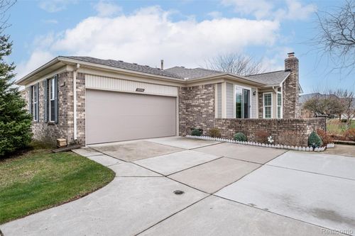 17-18040 Port Salem Dr, Macomb, MI, 48044-6114 | Card Image