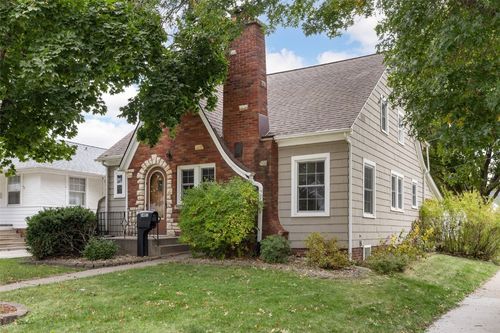 2401 D Ave, Cedar Rapids, IA, 52402-4922 | Card Image