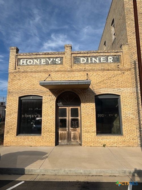 109 Ne 2nd St, Smithville, TX, 78957-1807 | Card Image