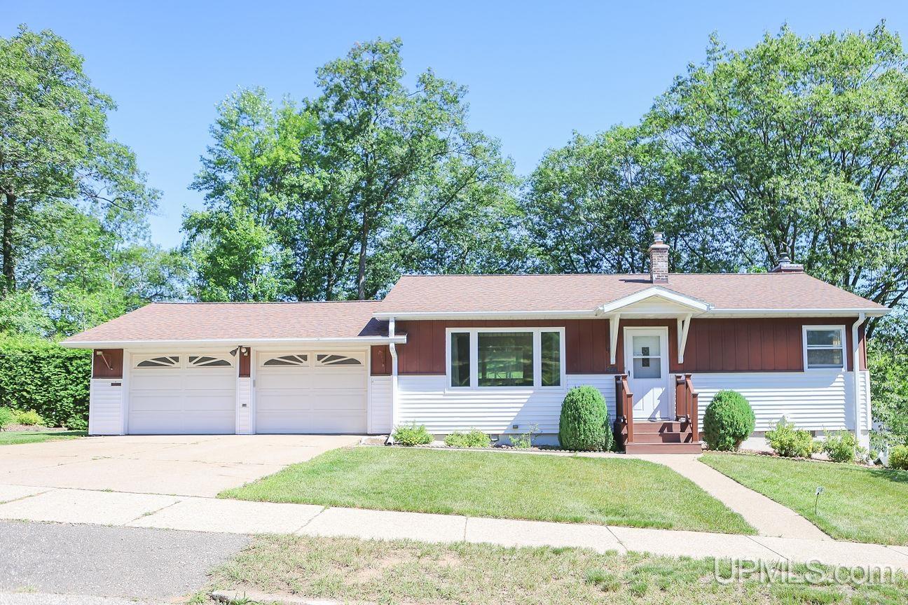 Dickinson Blvd, Kingsford, MI 49802