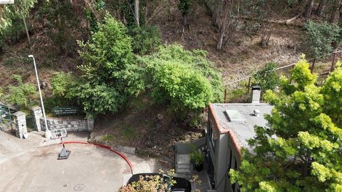 195 Oak Rd, Piedmont, CA, 94610-1117 | Card Image