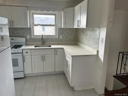 10425 215th St, Queens Village, NY, 11429-1513 | Card Image