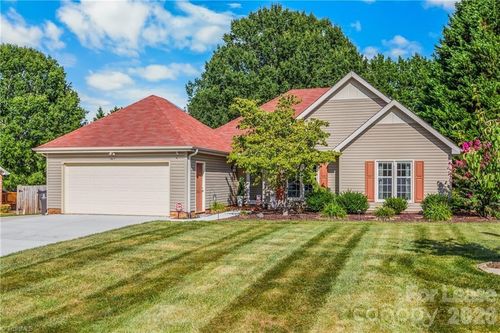 545 Adams Road, Winston Salem, NC, 27107 | Card Image