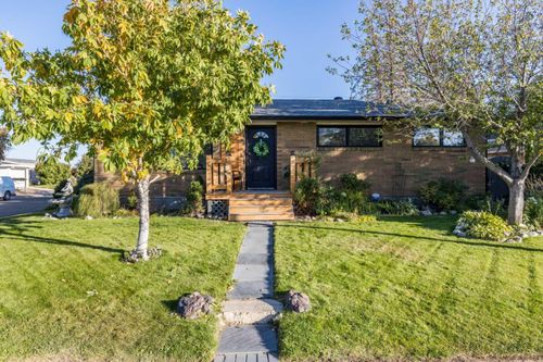 1499 10 Avenue Ne, Medicine Hat, AB, T1A6G4 | Card Image