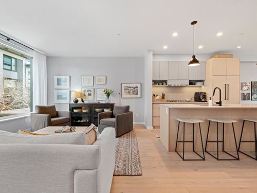 31-528 E 2nd St, North Vancouver, BC, V7L0G8 | Card Image