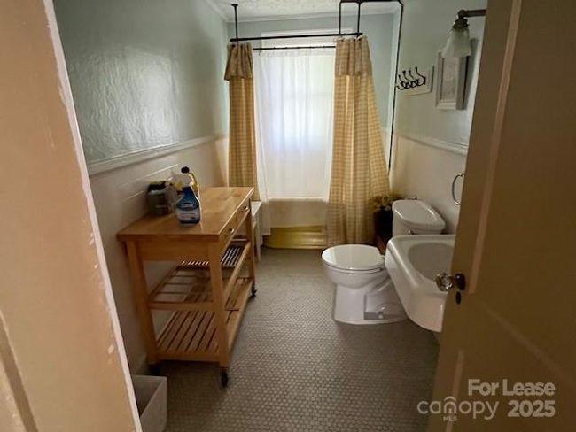 Bathroom upstairs | Image 18