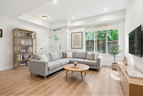 6-237 Ridgeway Ave, North Vancouver, BC, V7L0H6 | Card Image