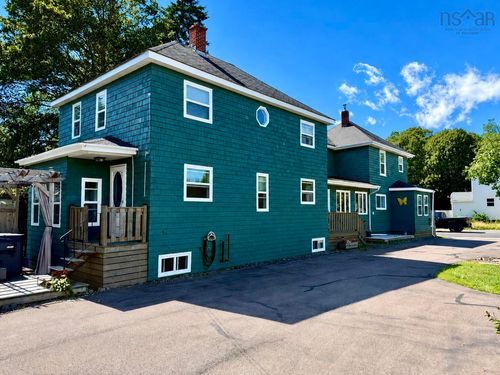 43 Queen Street, Home with 6 bedrooms, 4 bathrooms and 2 parking in Amherst NS | Card Image