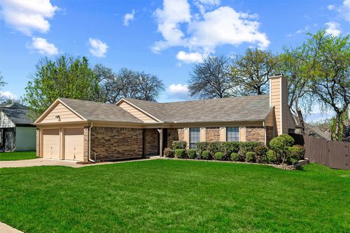 405 Thorn Wood Dr, Euless, TX, 76039-2457 | Card Image