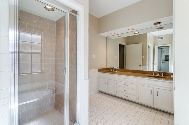 View of the Shower with reflection of the garden tub | Image 16
