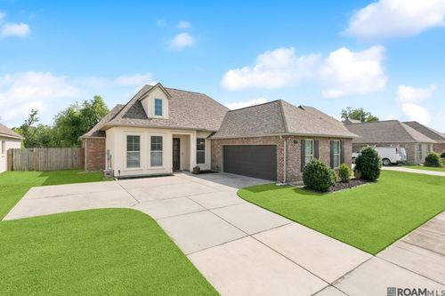 620 Lakehaven Dr, Gonzales, LA, 70737-5422 | Card Image