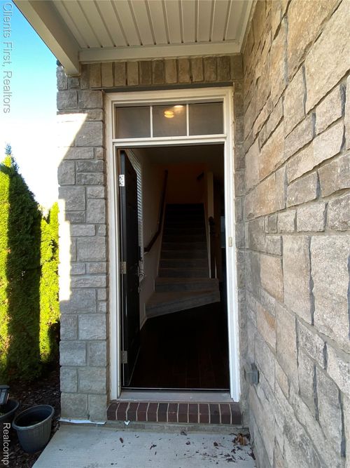 22490 Woodbridge Ln, Novi, MI, 48375-4473 | Card Image