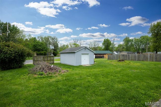 418 E Maple St, House other with 3 bedrooms, 2 bathrooms and 2 parking in Gillespie IL | Image 30