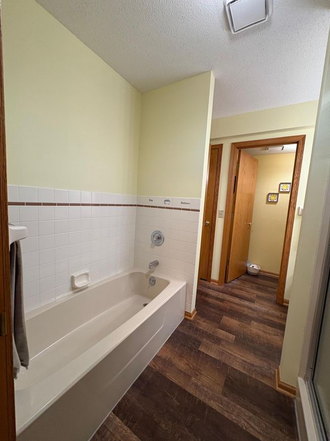 main floor bathtub | Image 28