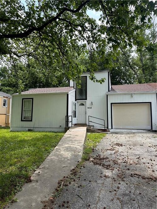 9516 Manning Ave, Kansas City, MO, 64134-2229 | Card Image