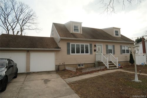 839 7th St, West Babylon, NY, 11704-4205 | Card Image