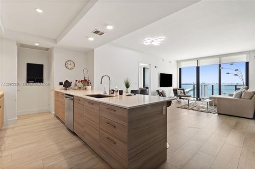 2807-121 Ne 34th St, Miami, FL, 33137-3852 | Card Image