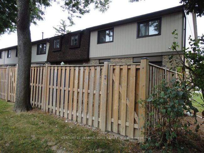6 - 105 Hansen Rd N, Condo with 4 bedrooms, 2 bathrooms and 2 parking in Brampton ON | Image 4