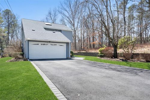287 Peconic Ter, Calverton, NY, 11933-9788 | Card Image