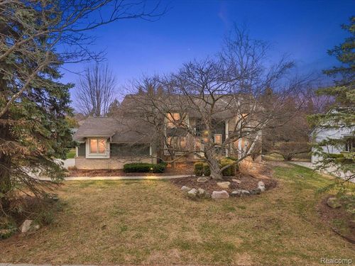 1672 Devonshire Dr, Troy, MI, 48098-4377 | Card Image